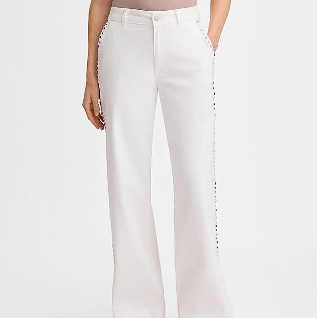 Vaqueros blancos con tachuelas laterales de Simorra, 90 euros.
