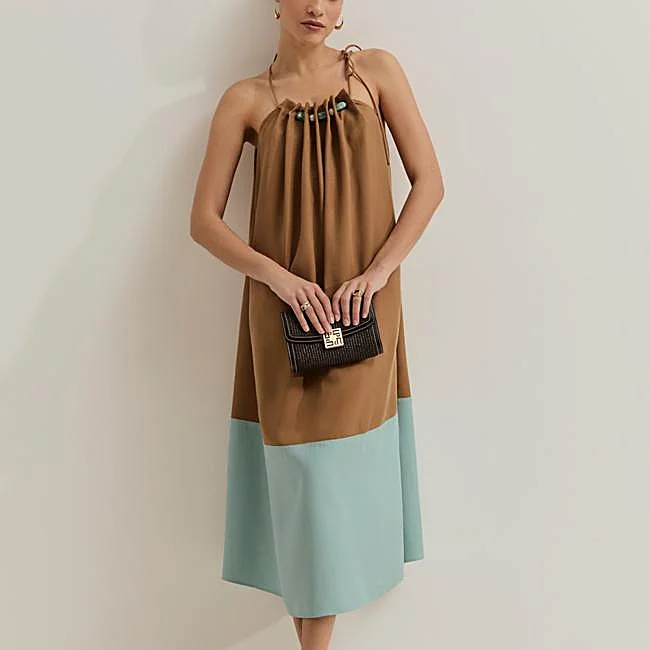 Vestido midi bicolor en camel y azul cielo de Lion of Porches, 149,99 euros.