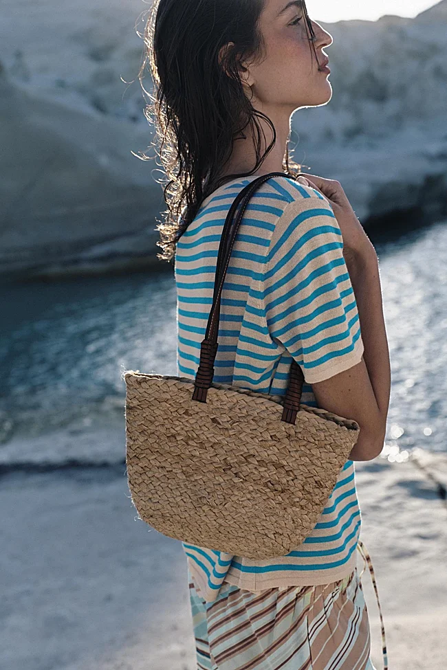 Bolso de rafia de Zara (25,99 euros)