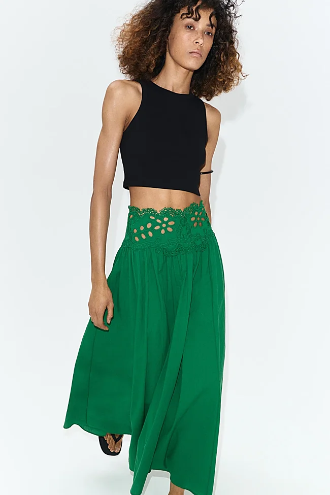 Falda verde de H&M (39,99 euros)