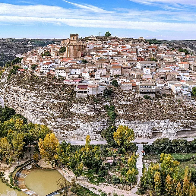 Jorquera está en lo alto de un cerro sobre el meandro que traza el Júcar.