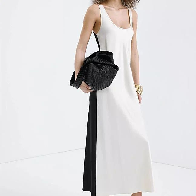 Vestido bicolor blanco y negro de Mango, 29,99 euros.