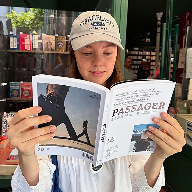 Alexandra de Hannover lee la revista Passager, donde publica sus relatos.