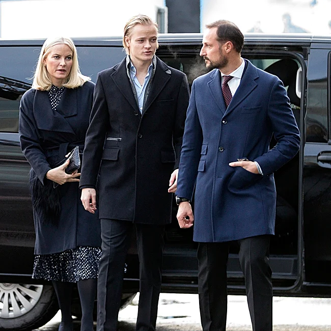 Marius Borg, junto a Mette-Marit y Haakon de Noruega.