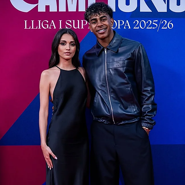 Inés García, junto a Lamine Yamal.