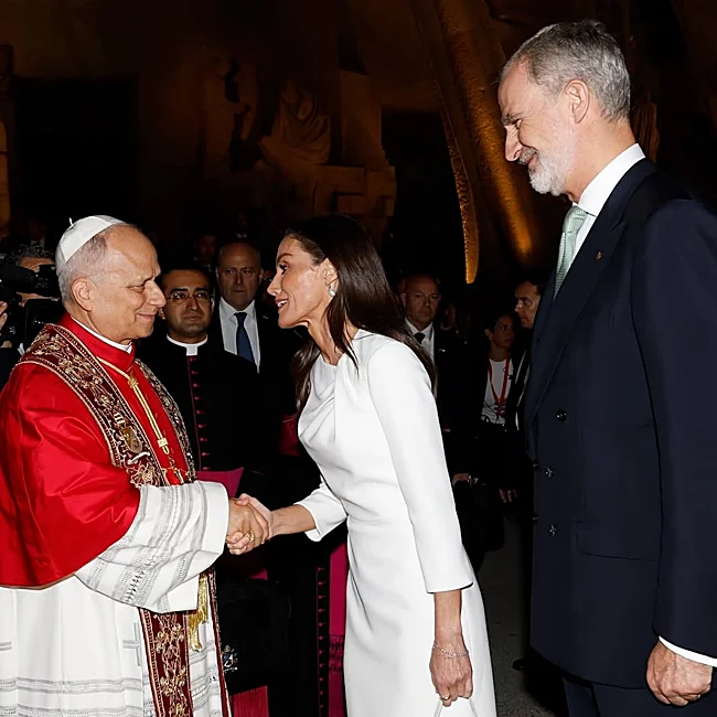The Kings of Spain welcome Leo XIV upon his arrival at the Sagrada Família.