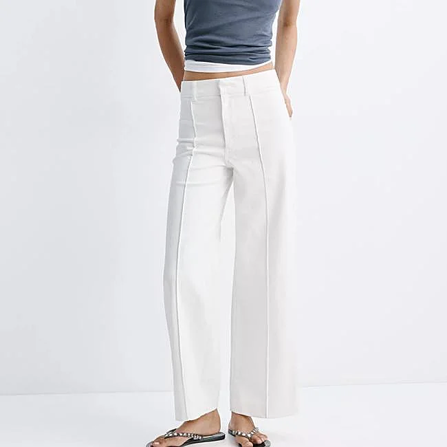 Vaqueros blancos de corte wide leg de Mango, 29,99 euros.
