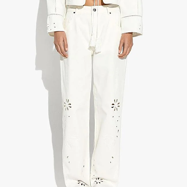 Vaqueros blancos con bordados calados de Parfois, 45,99 euros.