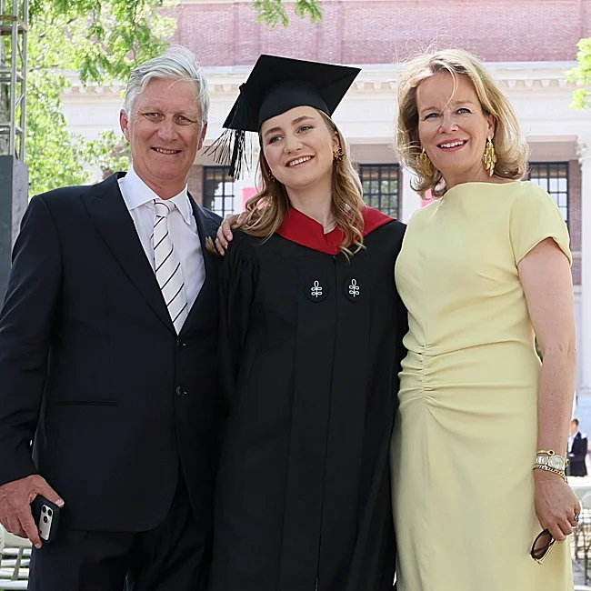 La princesa Elisabeth, junto a sus padres tras graduarse en Harvard.