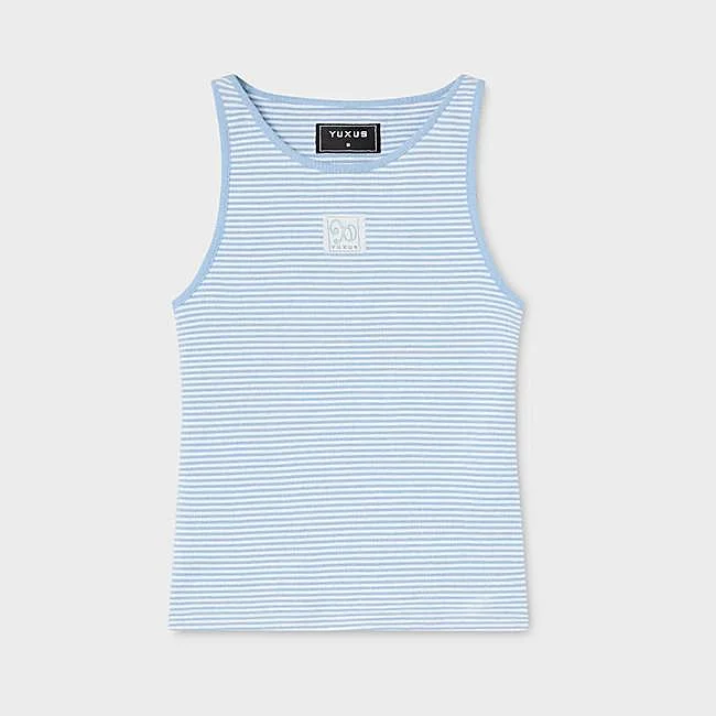 Camiseta de rayas azul cielo de Yuxus, 35 euros.