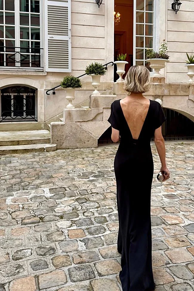 Inés de Cominges con vestido negro de Boüret.