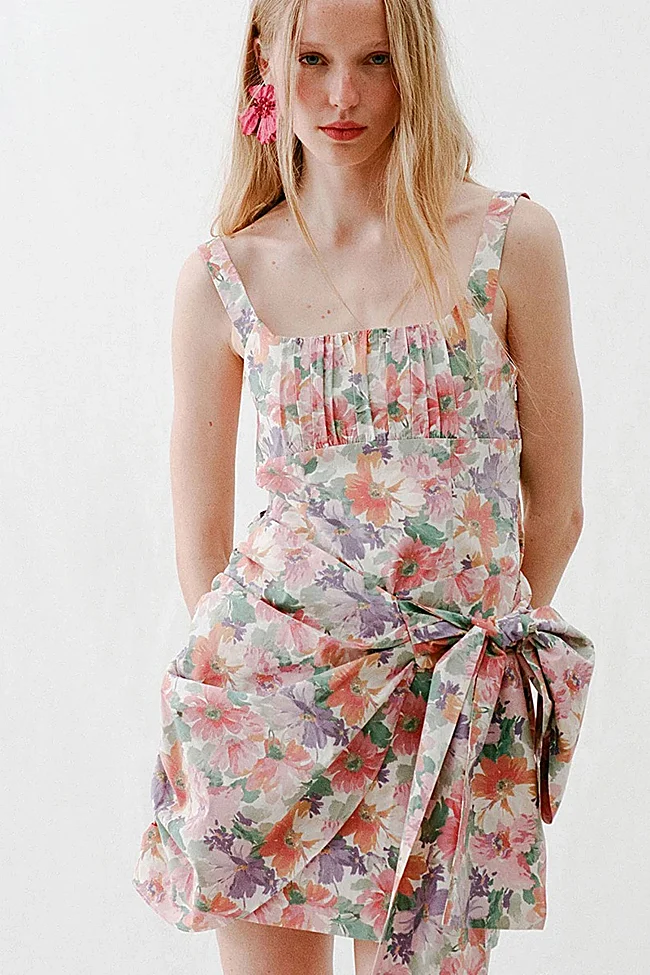 Vestido con estampado de flores de Sfera (59,99 euros)