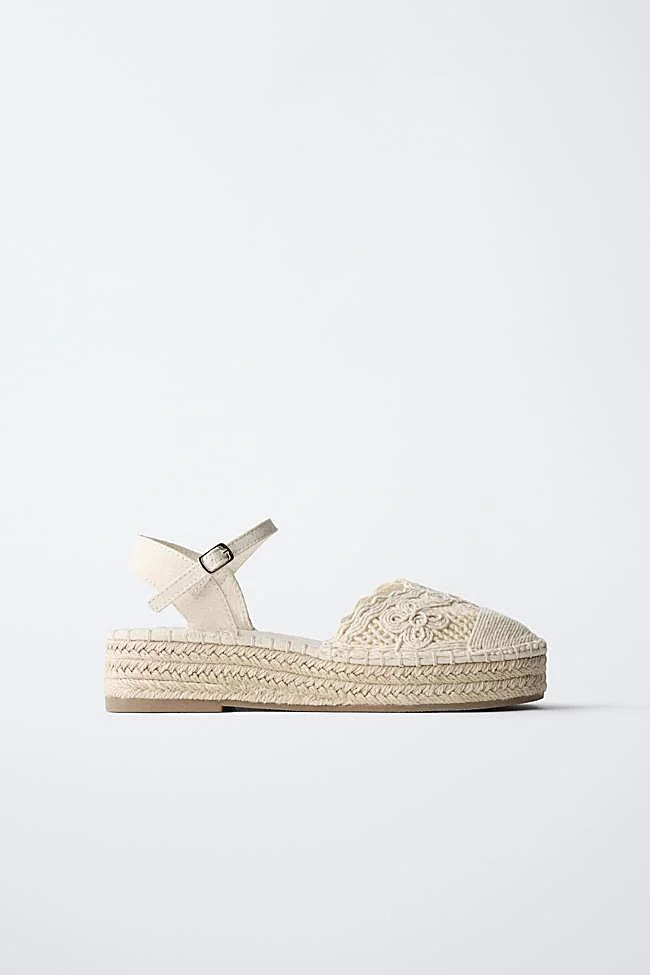 Alpargatas con detalle de bordados de Zara Kids.
