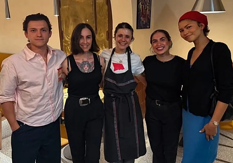 Tom Holland y Zendaya, con el equipo del restaurante.