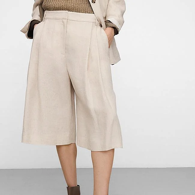 Bermudas de lino beige de Adolfo Domínguez, 169 euros.