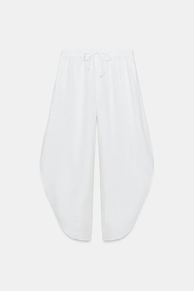 Pantalón blanco de lino con cordón de Zara.