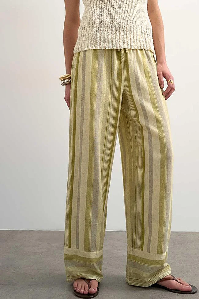 Pantalón con estampado de rayas en verde de Springfield.
