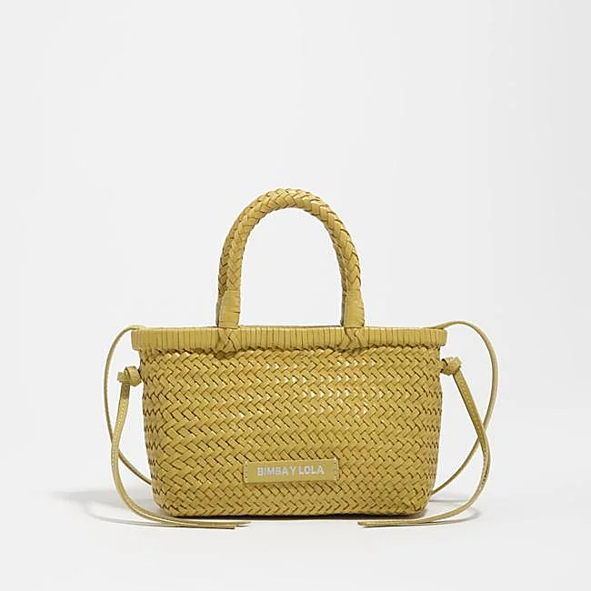 Mini bolso trenzado verde lima de Bimba y Lola, 135 euros.
