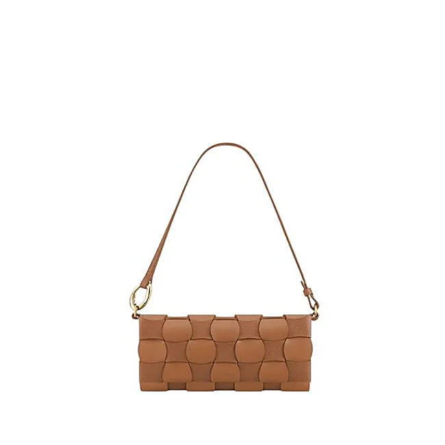 Bolso camel trenzado de Polène, 260 euros.