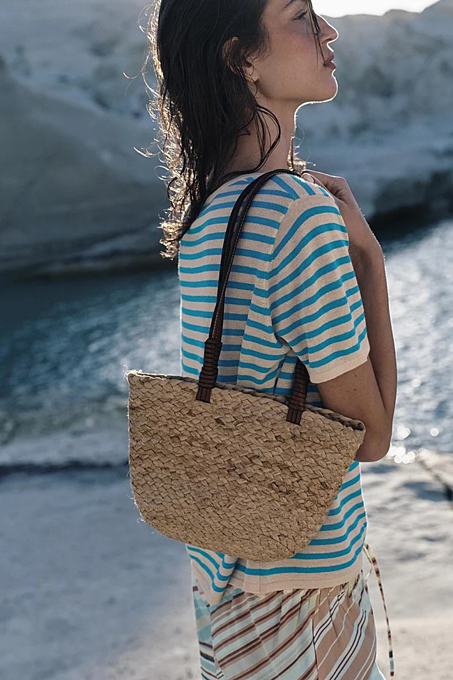 Bolso de rafia de Zara (25,99 euros)