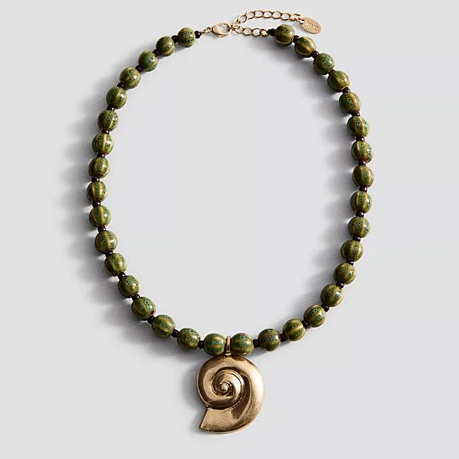 Collar con colgante de caracola de Mango, 19,99 euros.