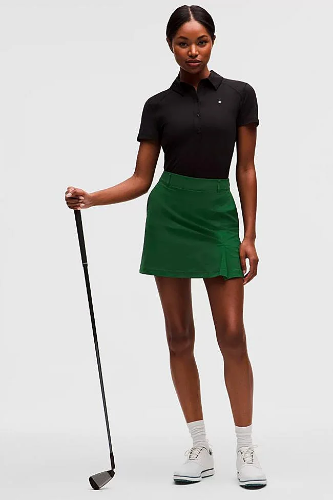 Conjunto de polo en negro y falda en verde de Lululemon.