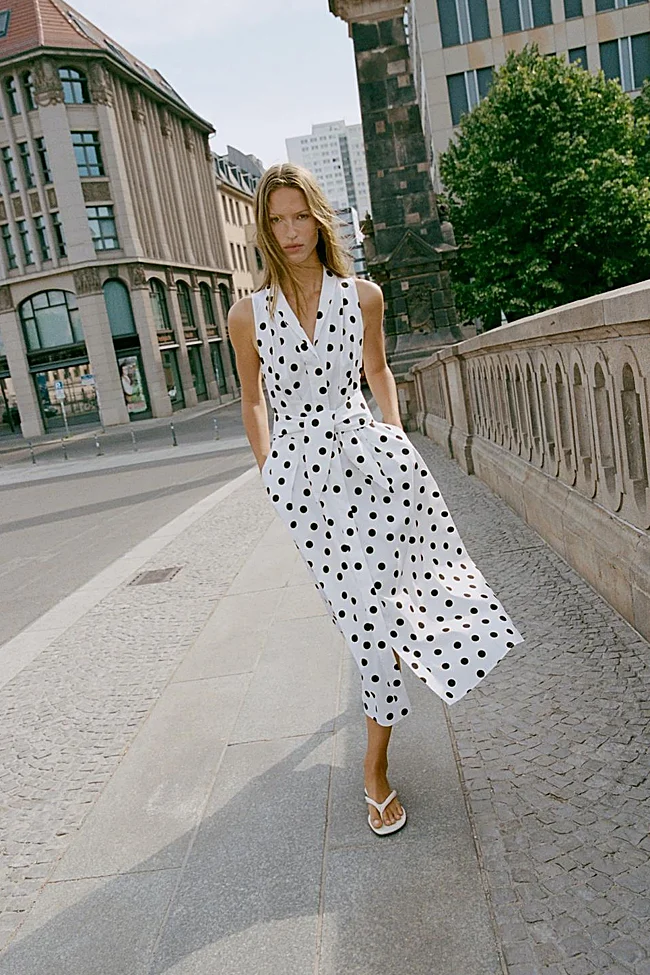 Vestido con estampado de lunares de Zara (45,99 euros)