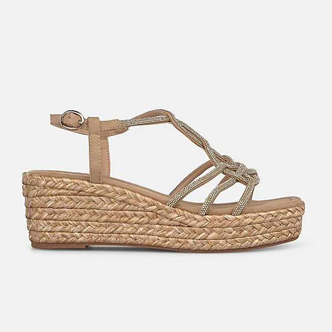 Sandalias de cuña con pedrería de Alma en Pena, 88 euros.