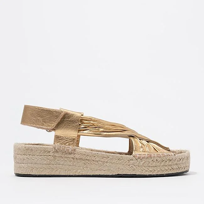 Sandalias de cuña doradas de Bimba y Lola, 93 euros.