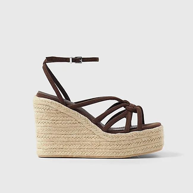 Sandalias de cuña marrones de Mim, 48,99 euros.