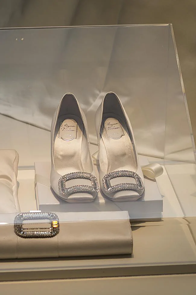 Los zapatos de boda de la princesa Victoria de Suecia en una exposición en el Palacio Real en Suecia.