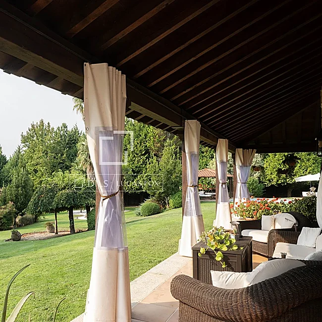 La terraza y los jardines de la casa del cantante en Orense.