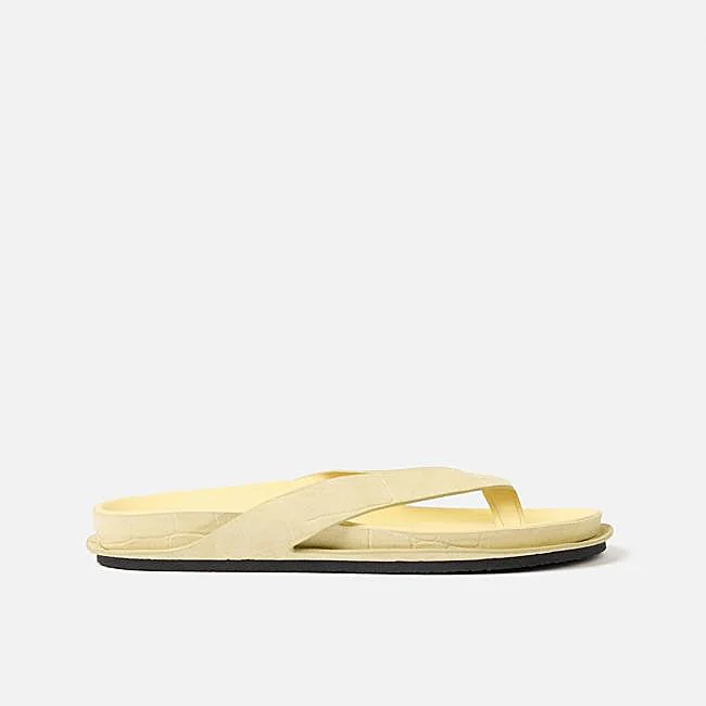 De color mantequilla de Jacquemus, 490 euros.