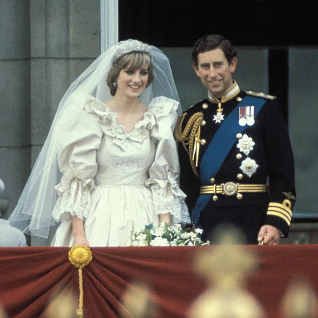 Los novios, en el balcón del Palacio de Buckingham.