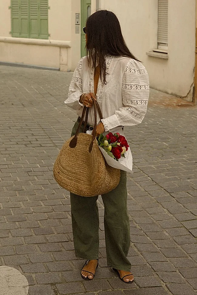Camisa blanca + pantalón caqui