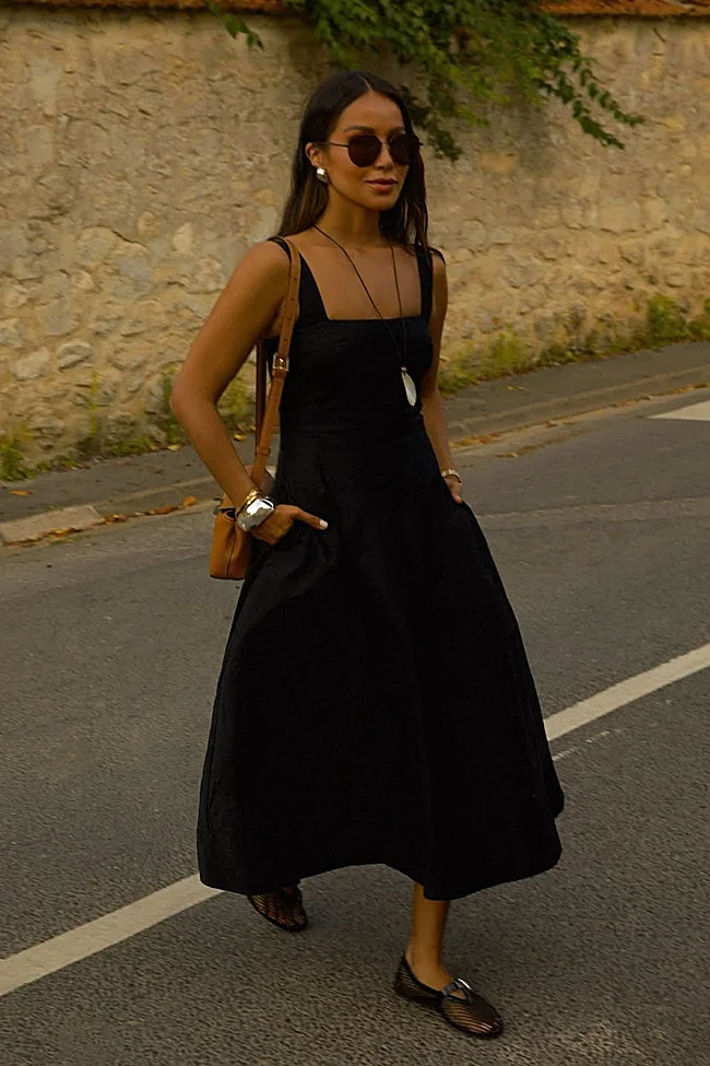 Vestido negro + bailarinas de rejilla