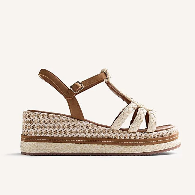 Sandalias de cuña de rafia en tonos naturales de Gioseppo, 59,95 euros.