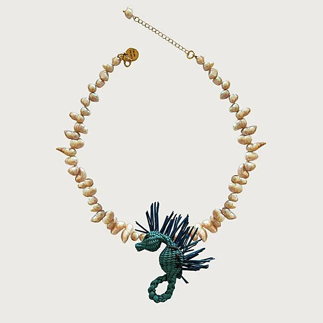 Collar de perlas con caballito de mar de Amori Mori, 159,95 euros.