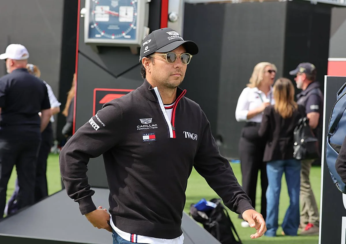 Imagen secundaria 1 - El coche de F1 de Gucci, el plioto Checo Pérez vestido con ropa de Tommy Hilfiger y el baúl de Louis Vuitton para el trofeo.