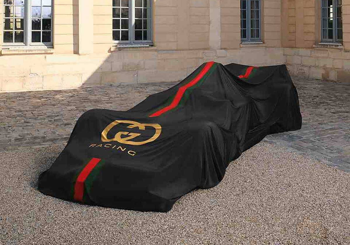 Imagen principal - El coche de F1 de Gucci, el plioto Checo Pérez vestido con ropa de Tommy Hilfiger y el baúl de Louis Vuitton para el trofeo.