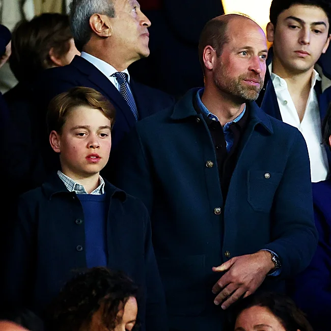 El príncipe Guillermo y su hijo George, durante un partido de fútbol.