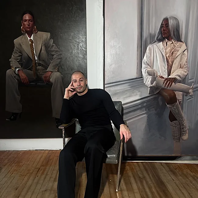 El pintor Jason Bard Yarmosky, frente a dos de sus obras.