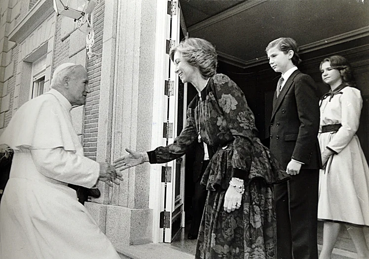 La reina Sofía y sus hijos Felipe y Elena, recibiendo a John Paul II en 1982.