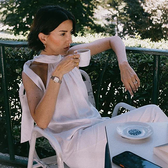 Alexandra Pereira drinking an infusion.