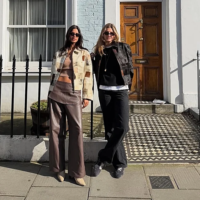 Ariadna y Amina, posando en una calle de Londres.