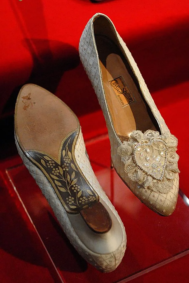 Los zapatos que Diana de Gales llevó en su boda con el príncipe Carlos.