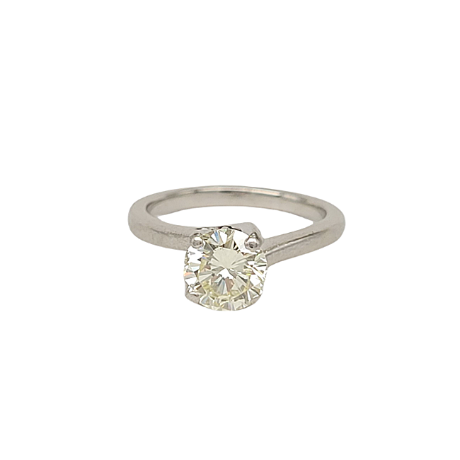 Solitaire ring in platinum with a natural diamond in brilliant cut, set in four-prong claws, by Joyas Antiguas Sardinero (€4,850).