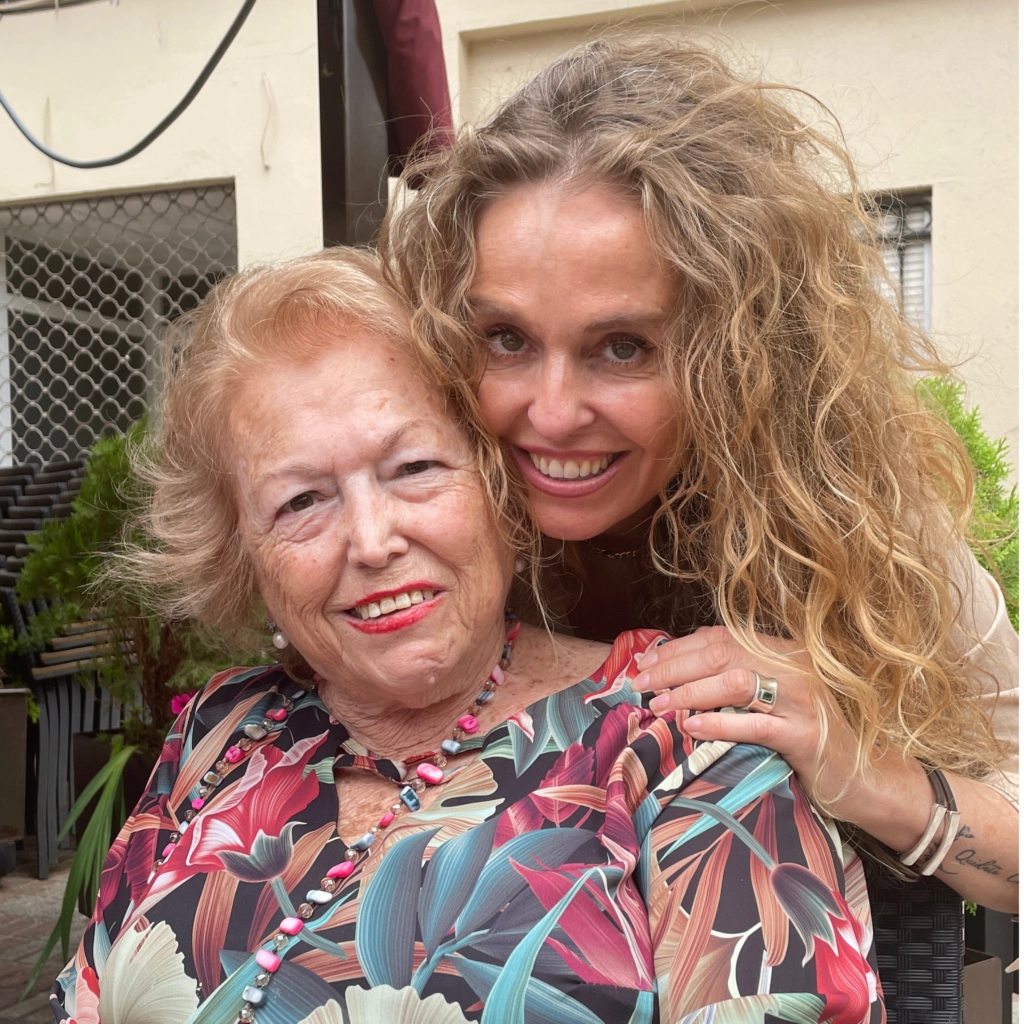 Yolanda Sáenz de Tejada YVázquezdemimadre with her mother.