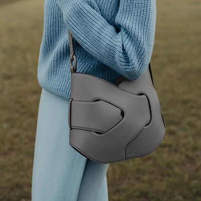 Bolso hobo gris de diseño de Polène, 490 euros.