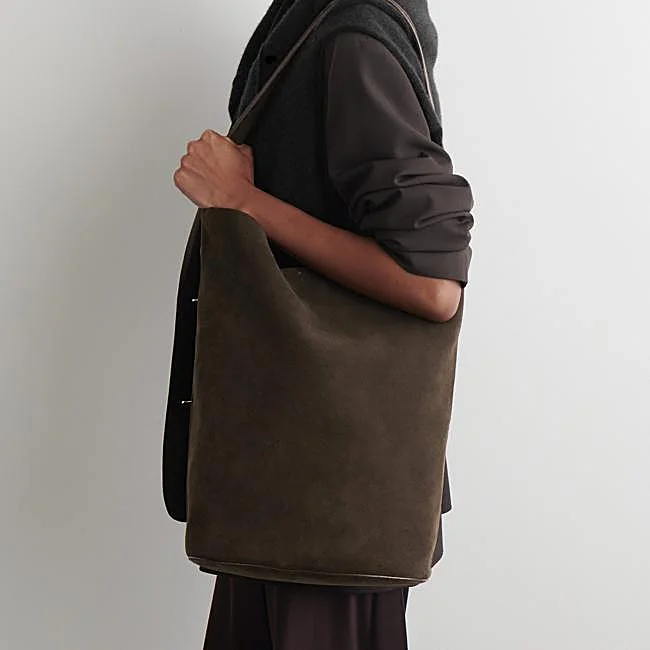 Bolso hobo de ante marrón de COS, 140 euros.
